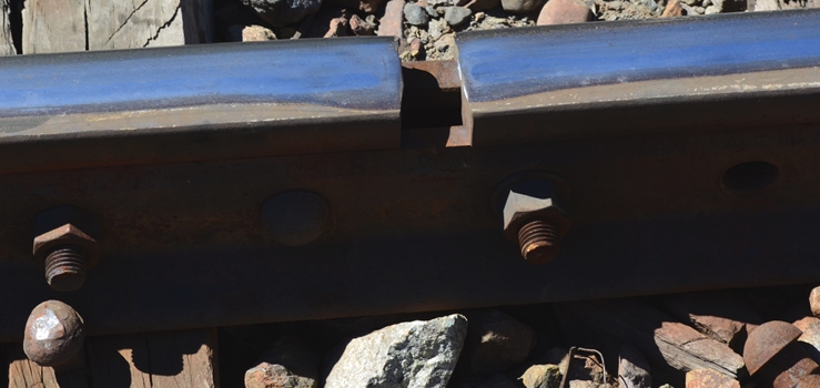 Photo of large gap between rails